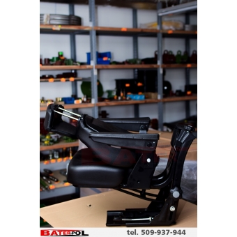 Fotel siedzenie ciągnikowe komfortowe + podłokietnik TEKSAS (czarne PCV)